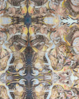 Detail van de stof van Ottimare sjaal Gordons bloemen in beige met geel en grijs. De stof is van deze exclusief herensjaal is Tencel Lyocell. Handgemaakt in Nederland, geschikt voor alle seizoenen.