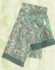 Sjaal Gordons Flowers van Ottimare, handgemaakt van TENCEL met bloemen in groene kleurstelling met roze en aqua accenten
