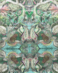 Detail van exclusieve sjaal voor dames en heren Gordons Flowers van Ottimare, handgemaakt van TENCEL met bloemen in groene kleurstelling met roze en aqua accenten