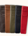 Leren hoesjes voor het opbergen en meenemen van je waaier, in donkerbruin, lichtbruin, olijfgroen, donkerblauw en rood. Ottimare