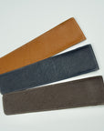 Achterzijde van een leren hoesje voor de bescherming van een waaier. Verkocht door Ottimare en verkrijgbaar in blauw, bruin en chocolade.
