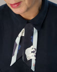 Model met smalle sjaal met ijsberen van Ottimare in navy blauw met lichtblauw en zalm accenten.