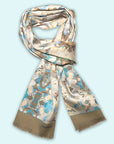 Satijnen Tencel sjaal van Ottimare met Thangka dansers naar het olieverf schilderij. Handgemaakt in Nederland in beige geelgoud en blauw met franje