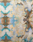 Detail van Satijnen Tencel sjaal van Ottimare met Thangka dansers naar het olieverf schilderij. Handgemaakt in Nederland in beige geelgoud en blauw met franje