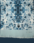 Prachtige sjaal in cyanotypie blauwe kleuren en een subtiele franje met Thangka dansers, gebaseerd op een schilderij bij de kunstenaar achter Ottimare