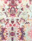 Detail van de stof van een exclusieve damessjaal in bordeaux and roze kleuren. Het ontwerp is gebaseerd op een schilderij genaamd 'Thangka dansers' van de kunstenaar achter Ottimare. Deze sjaal is van Tencel lyocell satijn en handgemaakt in Nederland.
