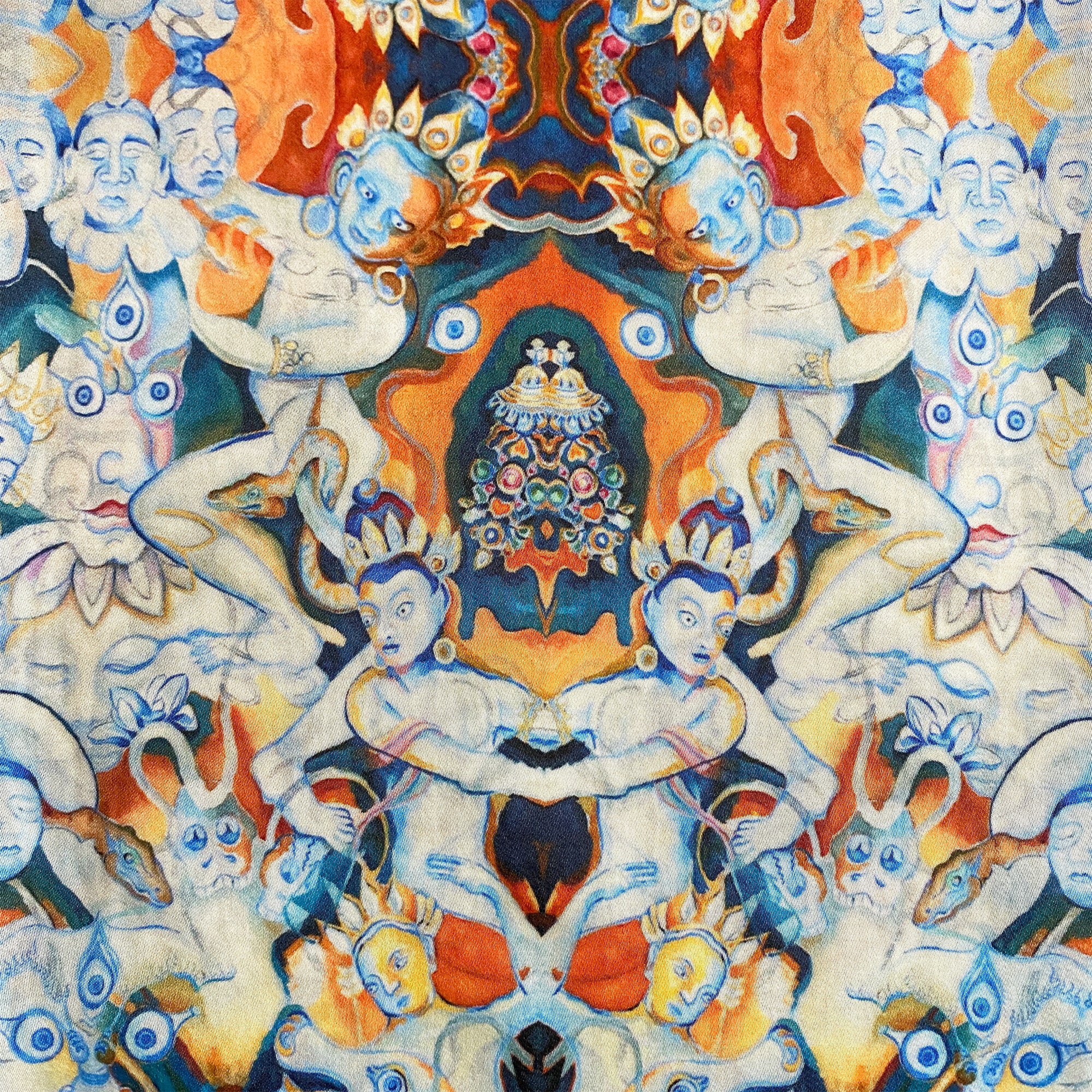 Ottimare sjaal in ecologisch tencel satijn met Tangka dansers in sienna en blauw naar schilderij van kunstenares Marloes Otten. Handgemaakt in Nederland. Detail