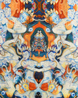 Ottimare sjaal in ecologisch tencel satijn met Tangka dansers in sienna en blauw naar schilderij van kunstenares Marloes Otten. Handgemaakt in Nederland. Detail