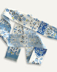 Mooi en elegant Ottimare frilly dames sjaaltje met jasmijnen in hemels blauw en geel. Handgemaakt in Nederland van duurzame kunst zijde met twill weving. De sjaal is duo-face met twee kanten en heeft een franje.