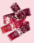 Ottimare dames sjaal met jasmijnen in kersenrood bordeaux en oranje. De sjaal met frilly model, een soort lange twilly, is handgemaakt in Nederland van duurzame stof van gerecycled materiaal.
