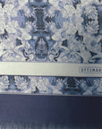 Detail van exclusieve Ottimare sjaal voor dames en heren genaamd The Leo, van circulair satijn met franje in verschillende kleuren cyanotype blauw. Deze sjaal is gebaseerd op een schilderij van Marloes Otten.