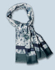 Ottimare satijnen heren en dames sjaal in donkergroen met blauw genaamd The Leo. Handgemaakt in Nederland. Duurzame stof van recycled materiaal.