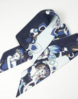 Sjaal van Ottimare met twee verschillende kanten, Navy blauw en lichtblauw. De dansers op de sjaal hebben verschillende accentkleuren, waaronder kobalt en paars. Ontworpen en handgemaakt door Ottimare.