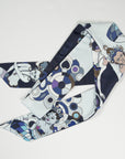 Extra lange sjaal van Ottimare met twee verschillende kanten, Navy blauw en lichtblauw. De Thangka dansers op de sjaal hebben verschillende accentkleuren, waaronder kobalt en paars. Ontworpen en handgemaakt door Ottimare.