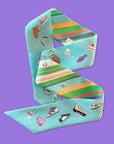 Cool caribbean twilly van Tencel twill van Ottimare met one-line tekeningen van schoenen en frisse strepen. Met alle kleuren van de regenboog: helder blauw, fris groen, roze, paars, geel