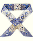Twilly sjaaltje van Ottimare met jasmijn bloemen voor dames dat twee kanten heeft. Deze is licht blauw paars met witte en zandkleurige tinten. Handgemaakt in Nederland. One scarf, two sides.