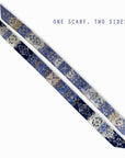 Twilly sjaaltje voor dames van Ottimare met twee kanten in twill kunst zijde. Een kant heeft licht blauwe kleuren, de andere met navy met beige zand. Handgemaakt in Nederland. One scarf, two sides.