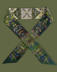 Ottimare twilly damessjaal met jasmijn bloemen met twee kanten in verschillende olijfgroene kleuren. Gemaakt van twill kunst zijde. Van licht naar donker met blauwe accenten. Handgemaakt in Nederland.