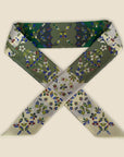 Ottimare twilly damessjaal met jasmijn bloemen met twee kanten in verschillende olijfgroene kleuren. Het dasje is gemaakt van twill kunst zijde. Handgemaakt in Nederland.