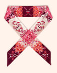 Twilly dames sjaaltje van Ottimare in bordeaux, roze en oranje met jasmijn bloemen. De sjaal is handgemaakt van duurzame twill kunst zijde met diagonale weving in Nederland. Dutch design.