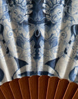 Detail van duurzame Ottimare waaier met stof waarop een blauwdruk van Thangka dansers op artisanaal houten Spaans waaierframe