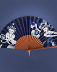 Ottimare waaier met twee Thangka dansers tegen een donkerblauwe achtergrond met een Spaans houten frame in warm bruine kleur met een goudkleurige ring