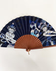 Duurzame Ottimare waaier met twee Thangka dansers tegen een donkerblauwe achtergrond met een handgemaakt Spaans houten frame in warm bruine kleur met een goudkleurige ring.
