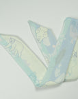 Subtiele elegante smalle satijnen sjaal van Ottimare met vissende ijsbeertjes in pastel kleuren. Dutch design, handgemaakt en ontworpen in Nederland.
