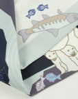Detail van smalle sjaal met ijsberen van Ottimare in navy blauw met lichtblauw en zalm accenten.