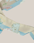 Detail van smalle sjaal van Ottimare met vissende ijsberen in turquoise lichtblauw en zandkleuren.
