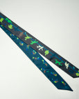 Extra lange sjaal van Ottimare met twee verschillende kanten in petrol groen en grijs met blauwe en frisgroene accenten met tangram figuren.