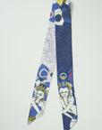 Smalle sjaal van Ottimare met Thangka danseres en danser in midden blauw met fris groen. Dutch design en gemaakt in Nederland.
