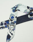 Smalle sjaal van Ottimare met Thangka danseres in donker navy blauw met kobalt en paars. Dutch design.