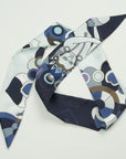 Smalle sjaal twilly stijl van Ottimare met Thangka danseres en danser in donker navy blauw met kobalt en paars. Dutch design en gemaakt in Nederland. Gemaakt van gerecycled materiaal. De stof heeft de herkenbare diagonale twill structuur.