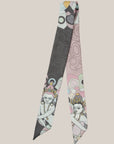 voorkant Smalle Sjaal van twill van Ottimare met Thangka dancers. Small scarf in pink en taupe roze