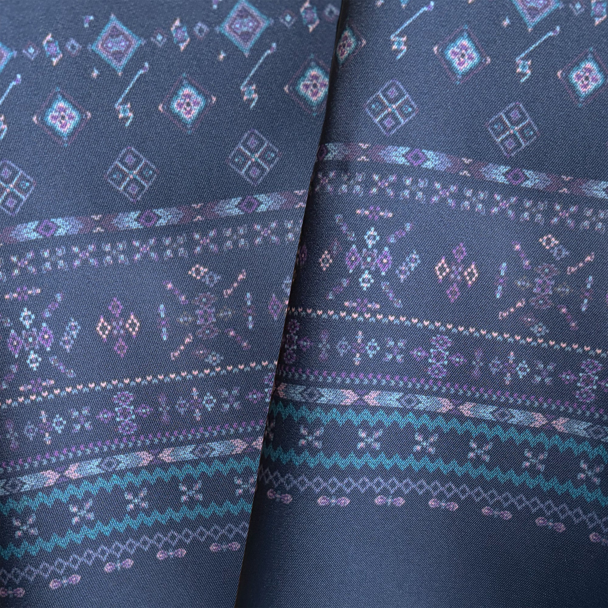 Detail van Ottimare's Kahina sjaal geïnspireerd op Berber motieven. Een speciale versie Erik, met middelblauw, aqua en paars. De herensjaal die ook door dames gedragen kan worden heeft een franje en is handgemaakt in Nederland.