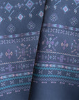 Detail van Ottimare's Kahina sjaal geïnspireerd op Berber motieven. Een speciale versie Erik, met middelblauw, aqua en paars. De herensjaal die ook door dames gedragen kan worden heeft een franje en is handgemaakt in Nederland.