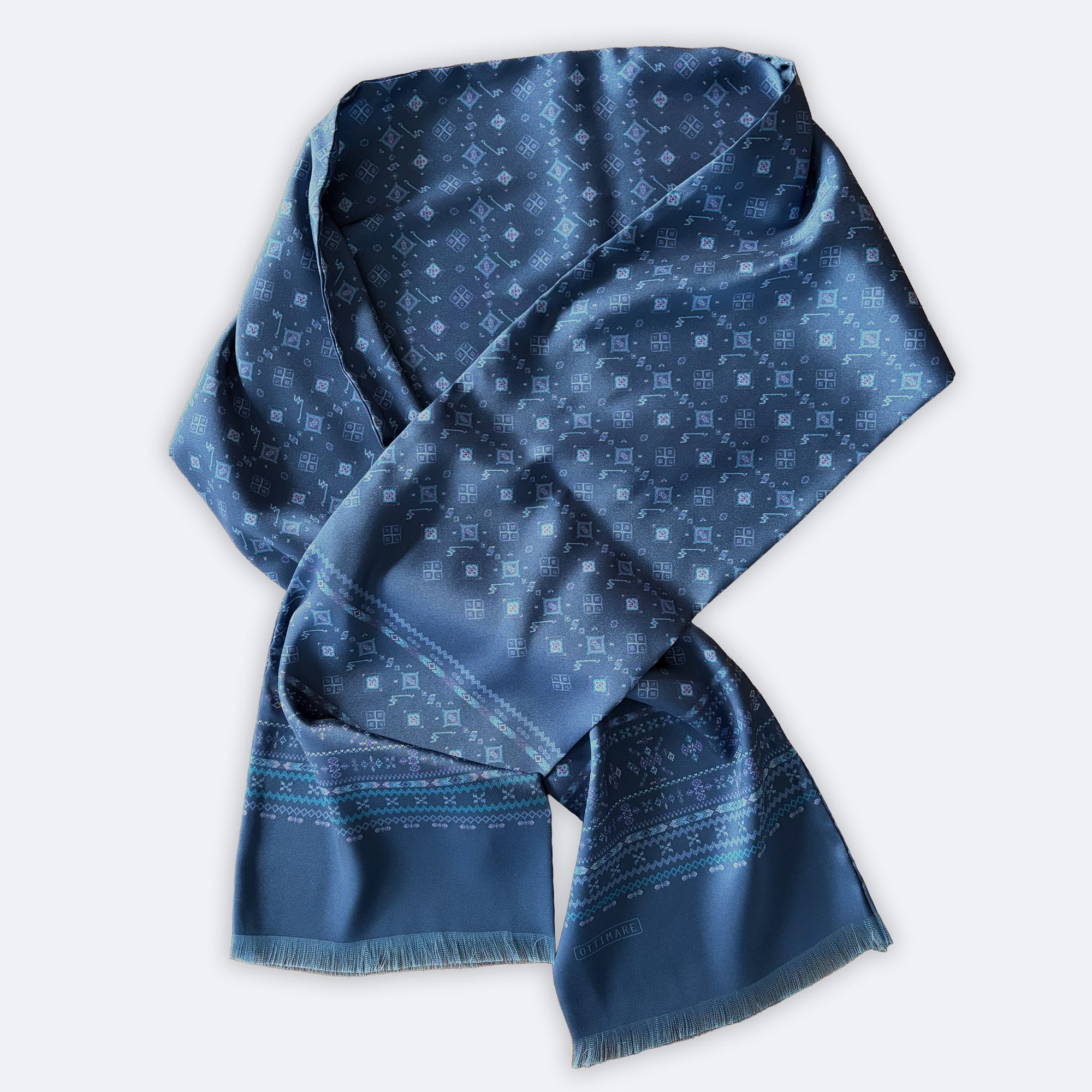 Ottimare's Kahina sjaal geïnspireerd op Berber motieven. Een speciale versie voor Erik, met middelblauw, aqua en paars. De herensjaal met franje die ook door dames gedragen kan worden is handgemaakt in Nederland.