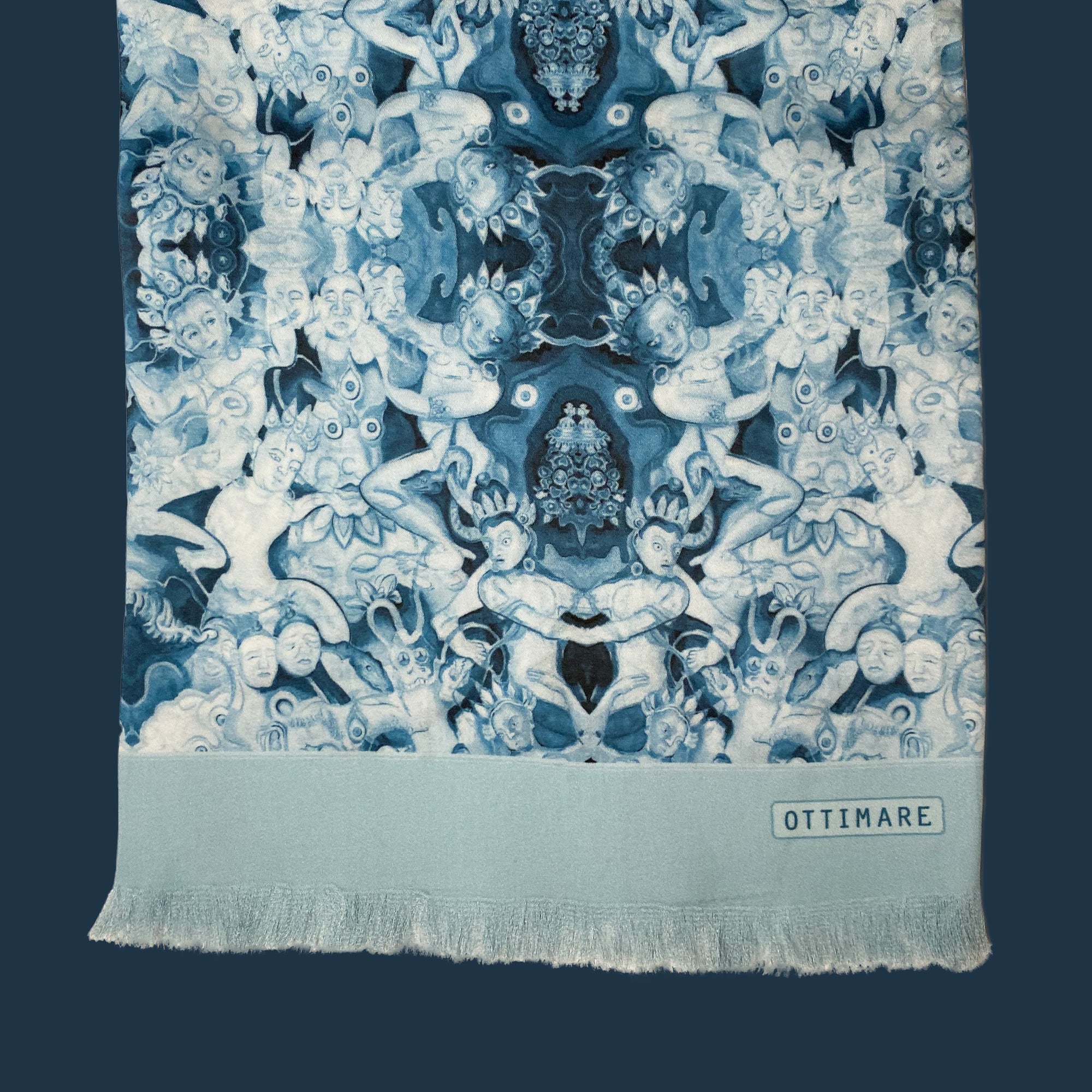 Prachtige sjaal in cyanotypie blauwe kleuren en een subtiele franje met Thangka dansers, gebaseerd op een schilderij bij de kunstenaar achter Ottimare