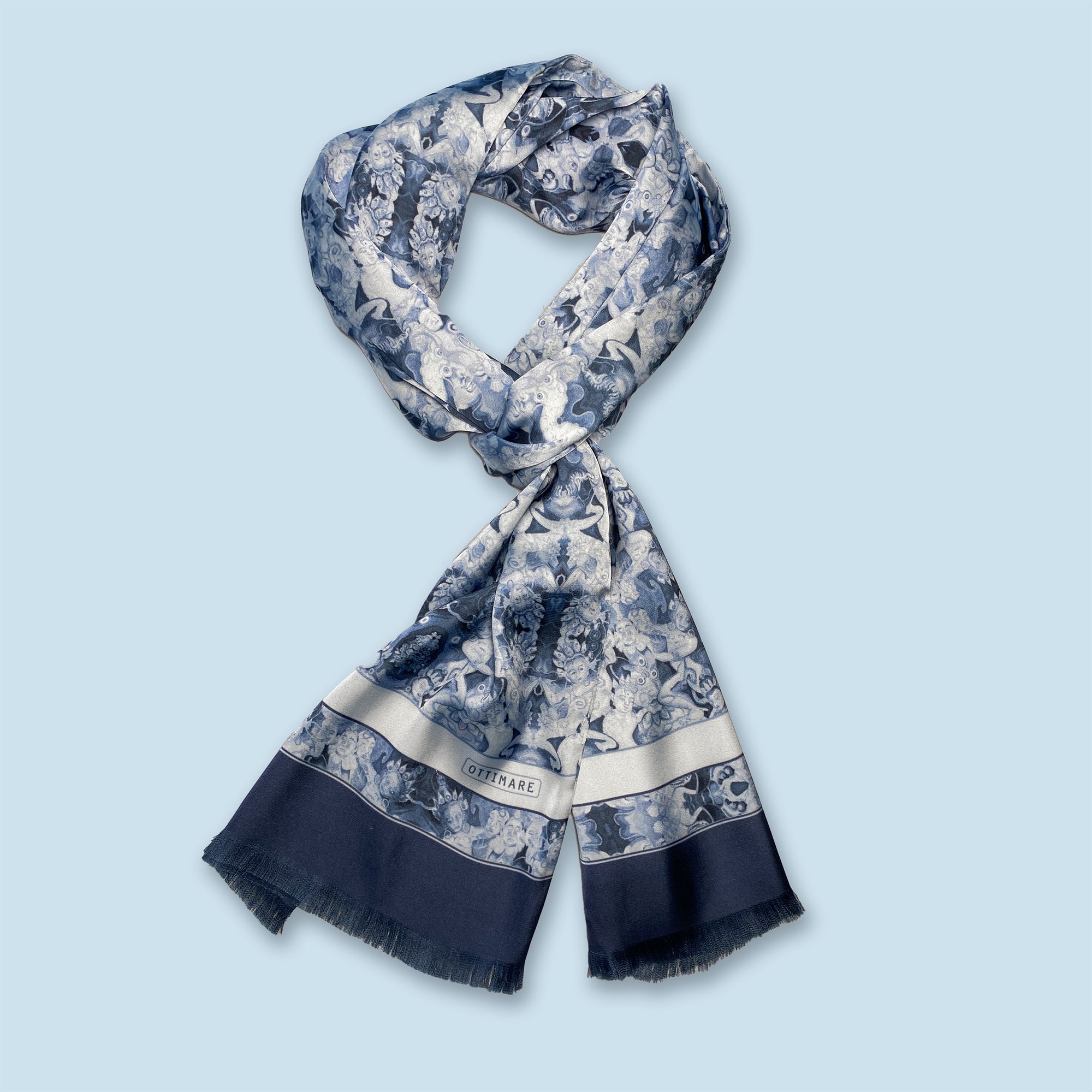 Exclusieve Ottimare sjaal voor dames en heren  genaamd The Leo, van circulair satijn met franje in verschillende kleuren cyanotype blauw. Deze sjaal is gebaseerd op een schilderij van Marloes Otten.