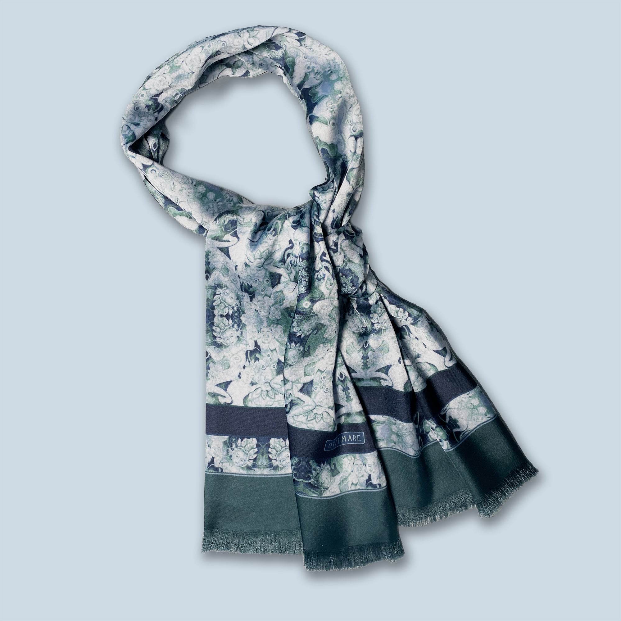 Ottimare satijnen heren en dames sjaal in donkergroen met blauw genaamd The Leo. Handgemaakt in Nederland. Duurzame stof van recycled materiaal.