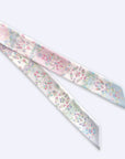 Ottimare twilly dames sjaaltje met met bloemen van twill kunst zijde in pastel kleuren met lichtblauw, roze en zachtgroen. Handgemaakt in Nederland