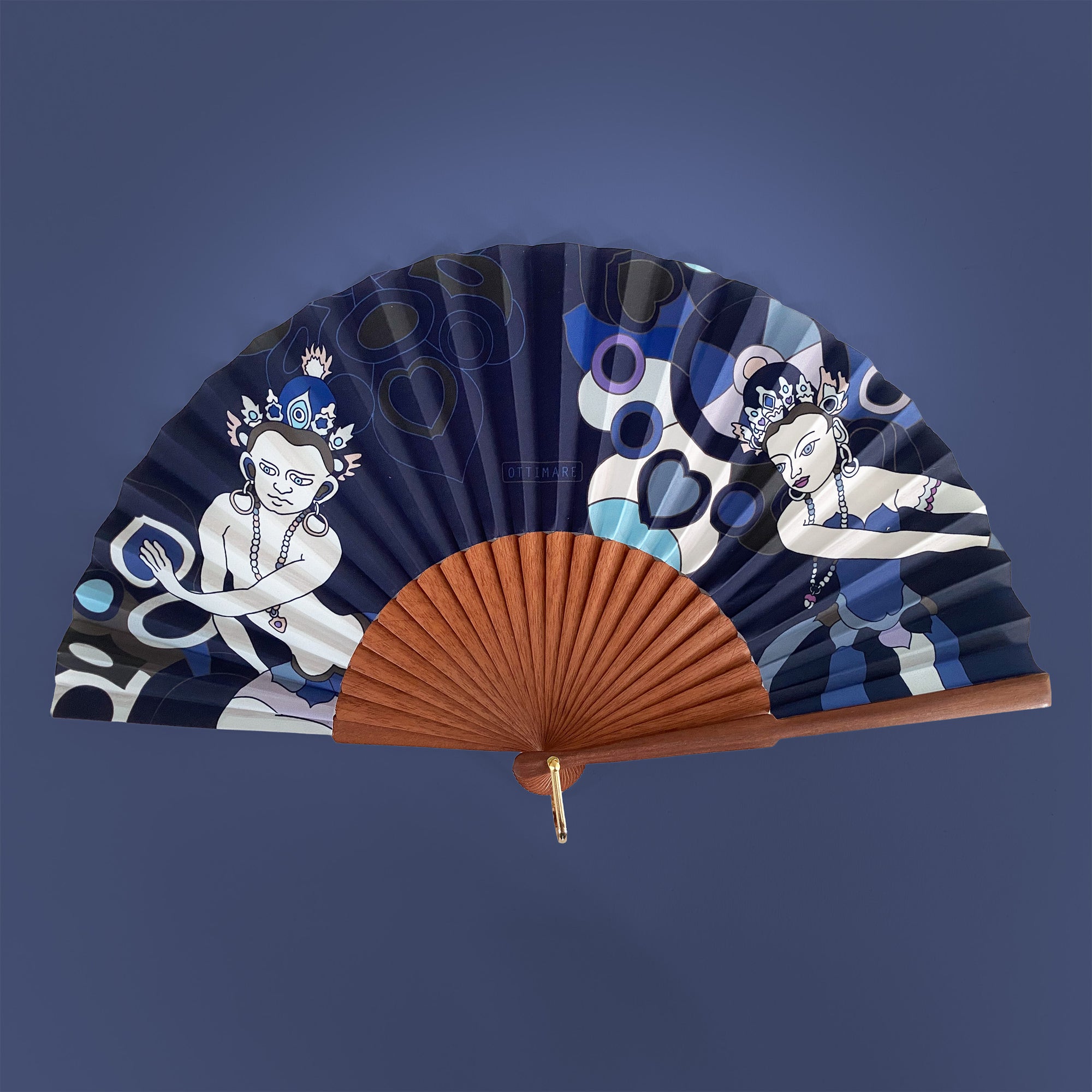 Ottimare waaier met twee Thangka dansers tegen een donkerblauwe achtergrond met een Spaans houten frame in warm bruine kleur met een goudkleurige ring