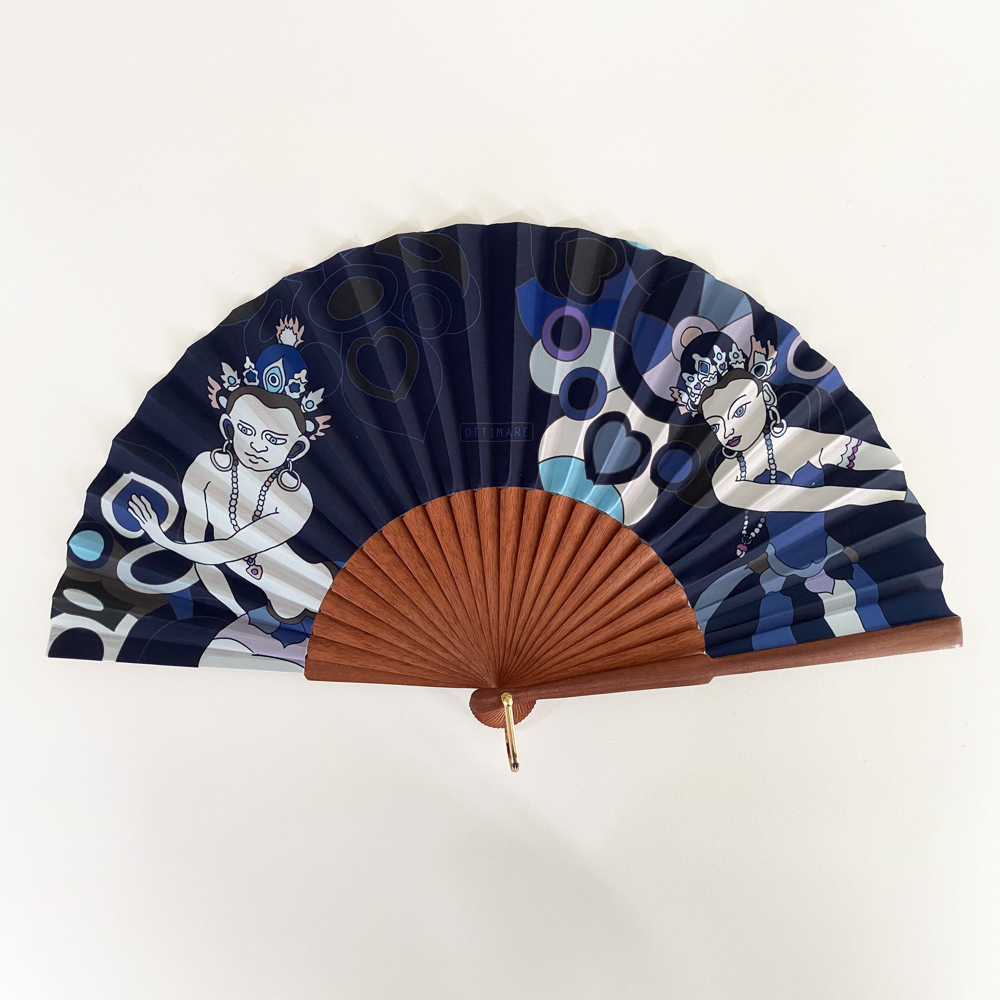 Duurzame Ottimare waaier met twee Thangka dansers tegen een donkerblauwe achtergrond met een handgemaakt Spaans houten frame in warm bruine kleur met een goudkleurige ring. 