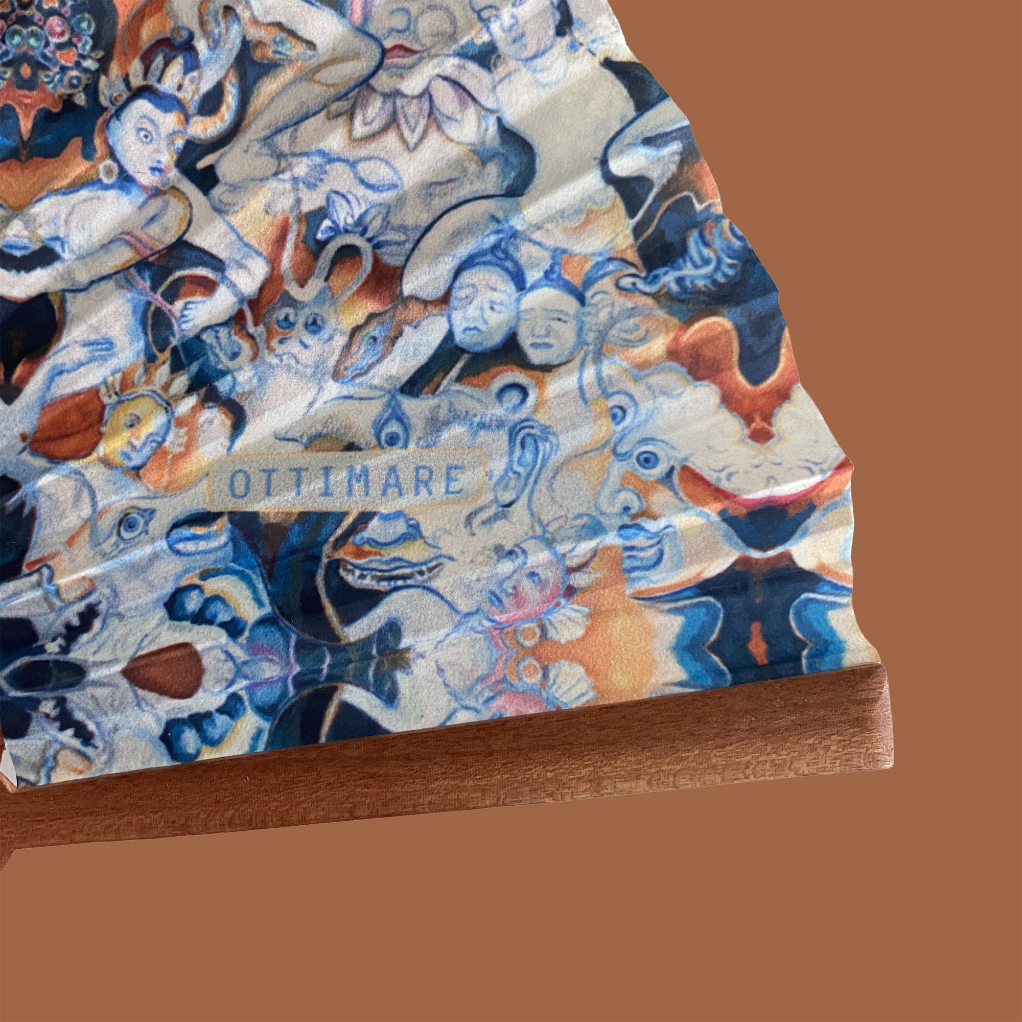 detail van waaier van Ottimare met blauw en sienna print op duurzame zijde. De waaier is artisanaal opgespannen op een AEA kwaliteit houten frame in Spanje.