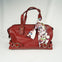 Lange bordeaux sjaal met Thangka dansers van Ottimare bevestigt aan een rode handtas. Dutch design.